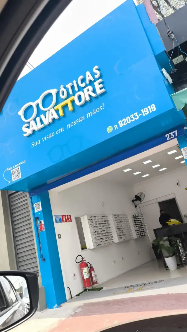 Interior da loja com expositor de armações